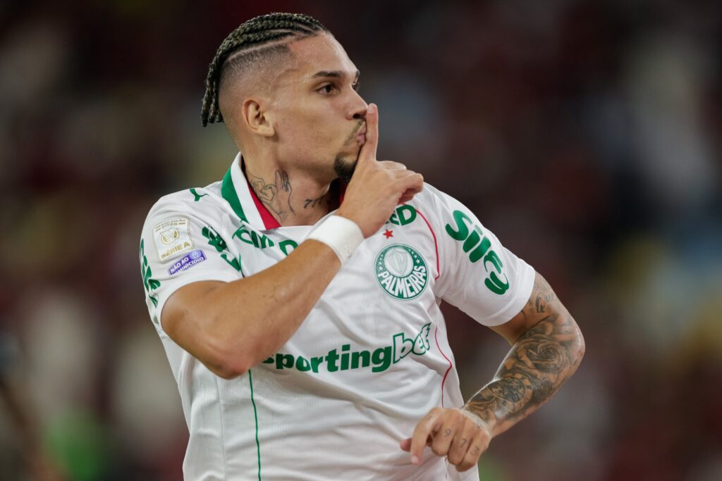 palmeiras-atropela-flamengo,-vence-por-3-x-0-e-dispara-na-lideranca