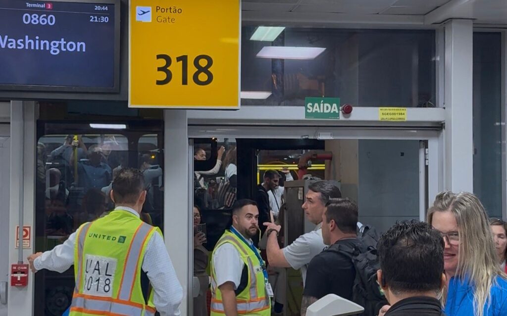 flavio-bolsonaro-embarca-aos-eua-para-encontro-com-trump.-video