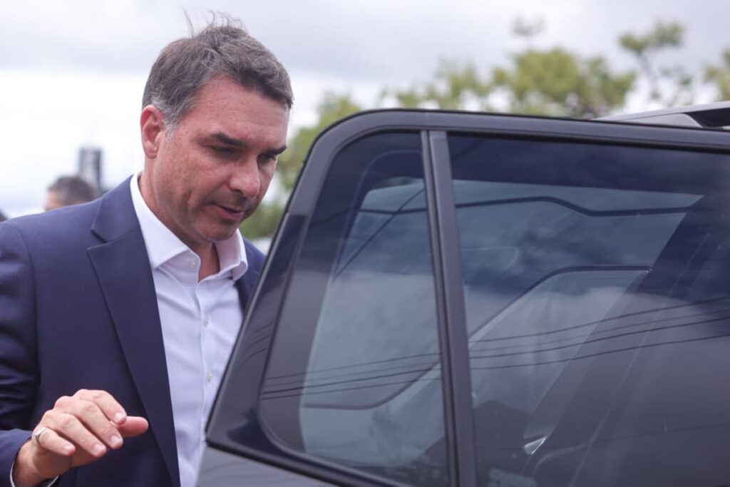 flavio-bolsonaro-desembarca-nos-eua-a-espera-de-encontro-com-trump