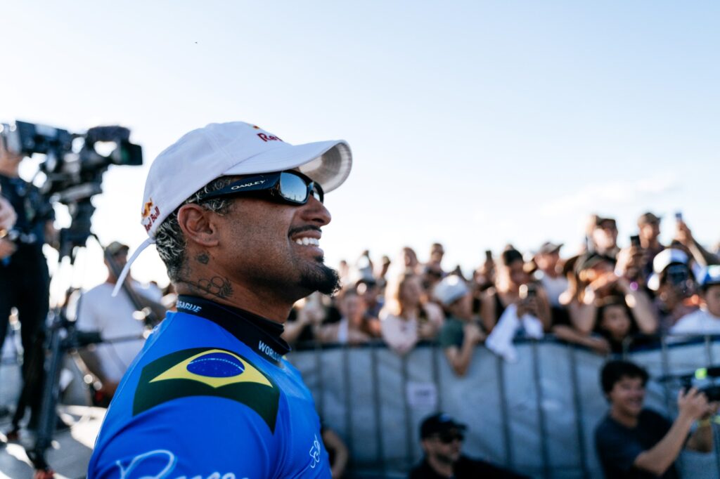 italo-ferreira-vence-na-nova-zelandia-e-assume-lideranca-do-mundial-de-surfe