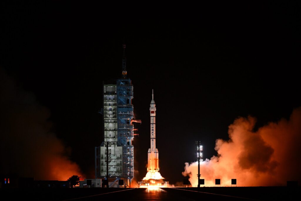 corrida-espacial:-china-lanca-missao-preparatoria-para-viagem-a-lua