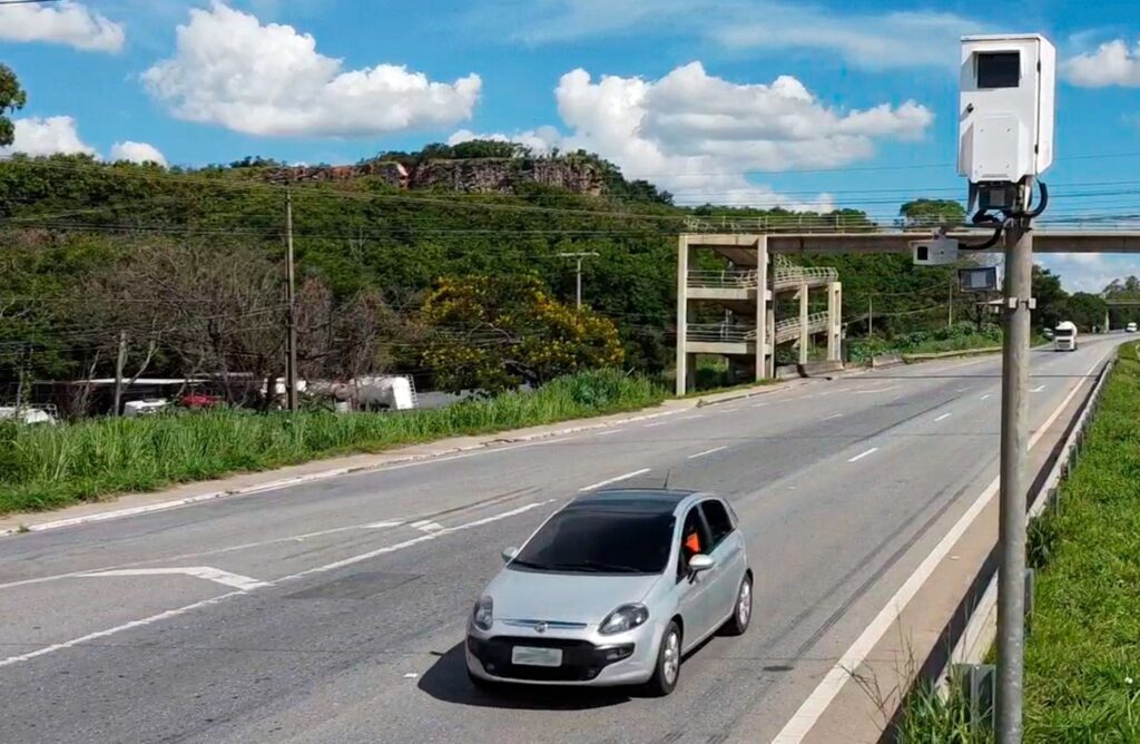 novos-radares-em-mg-vao-ler-placas-e-identificar-carros-roubados