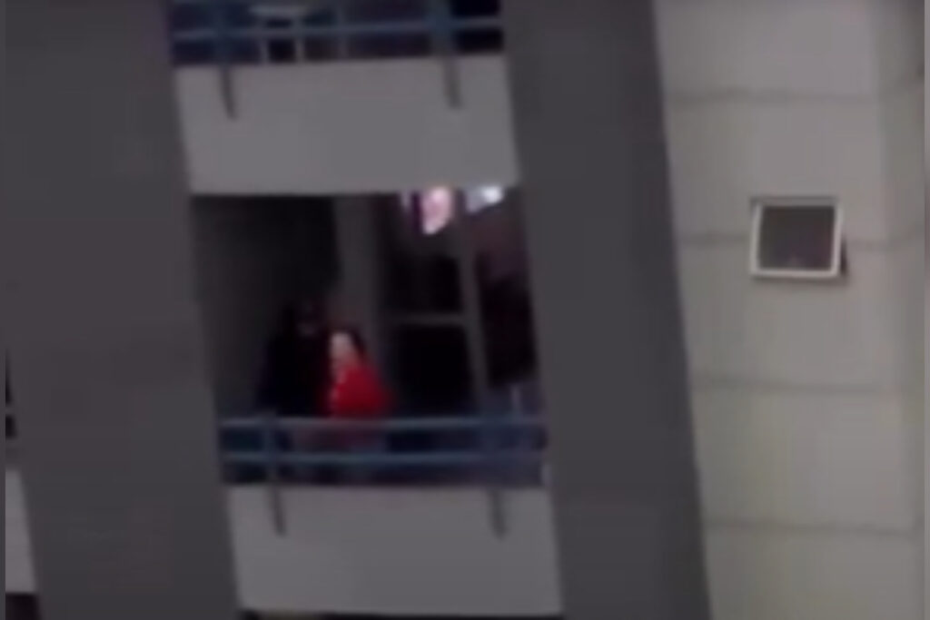 mulher-discute-com-vizinhos-apos-sexo-na-sacada:-“to-na-minha-casa”.-veja-video