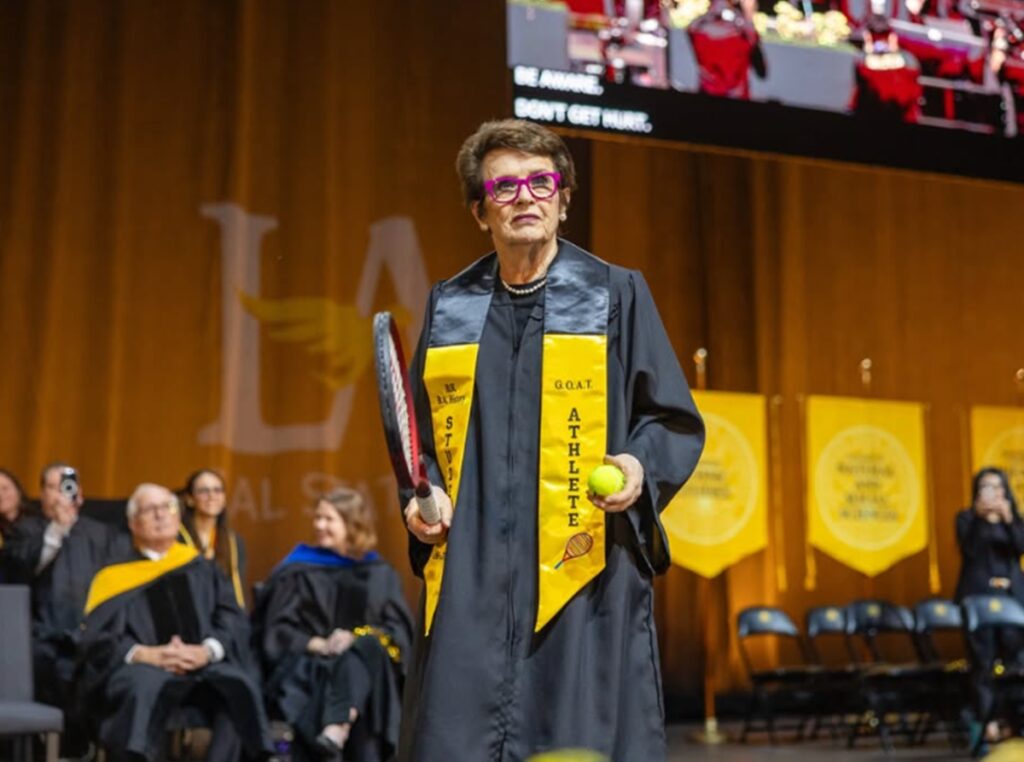 exemplo!-lenda-do-tenis,-billie-jean-king-termina-faculdade-aos-82-anos
