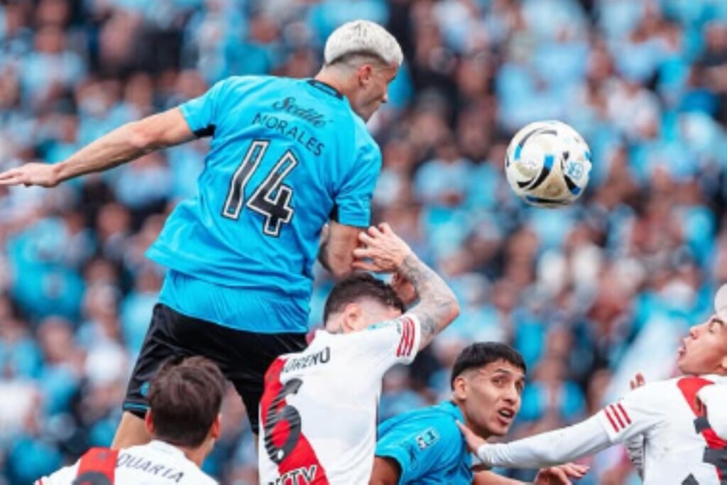 onibus-de-celebracao-do-river-viraliza-apos-tropeco-no-torneo-apertura