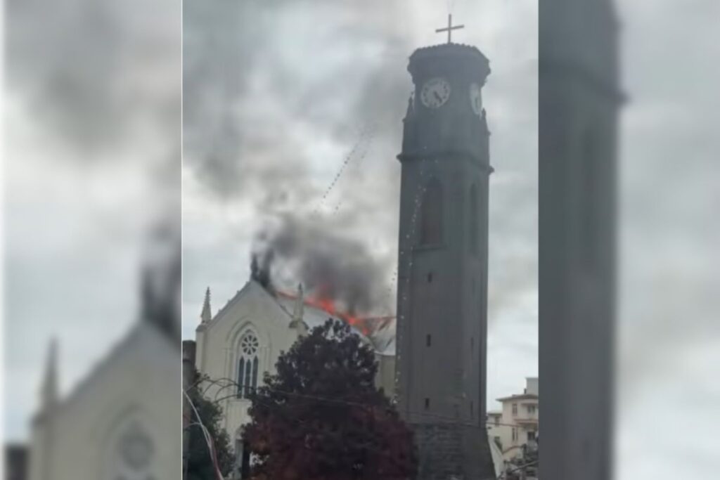 igreja-centenaria-no-rs-e-destruida-por-incendio-de-grandes-proporcoes.-video