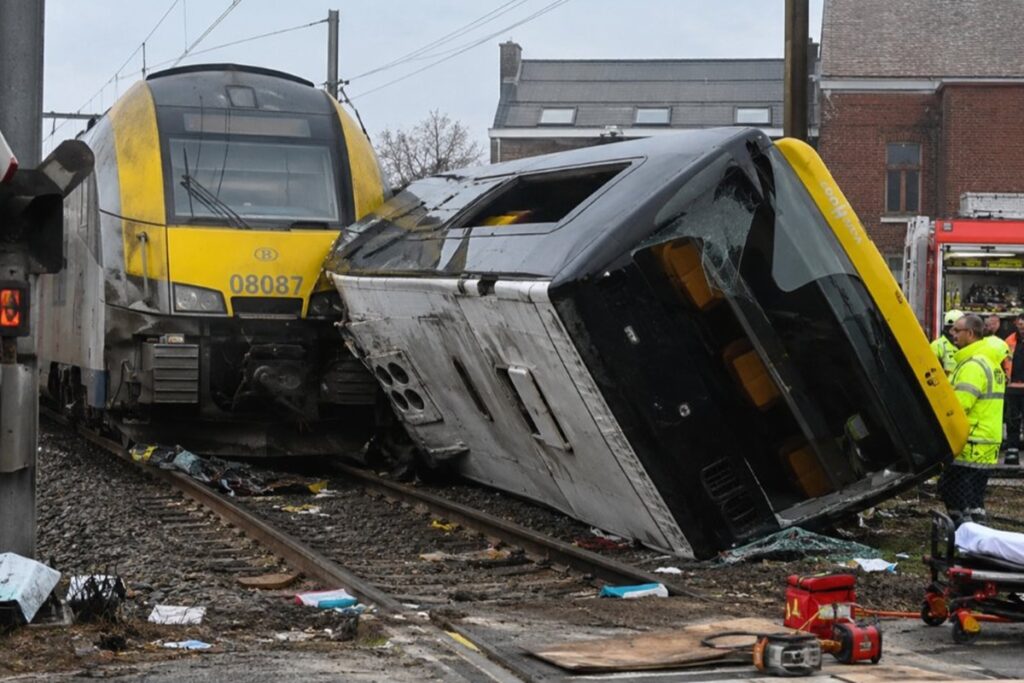 acidente-entre-trem-e-onibus-escolar-deixa-4-mortos-na-belgica