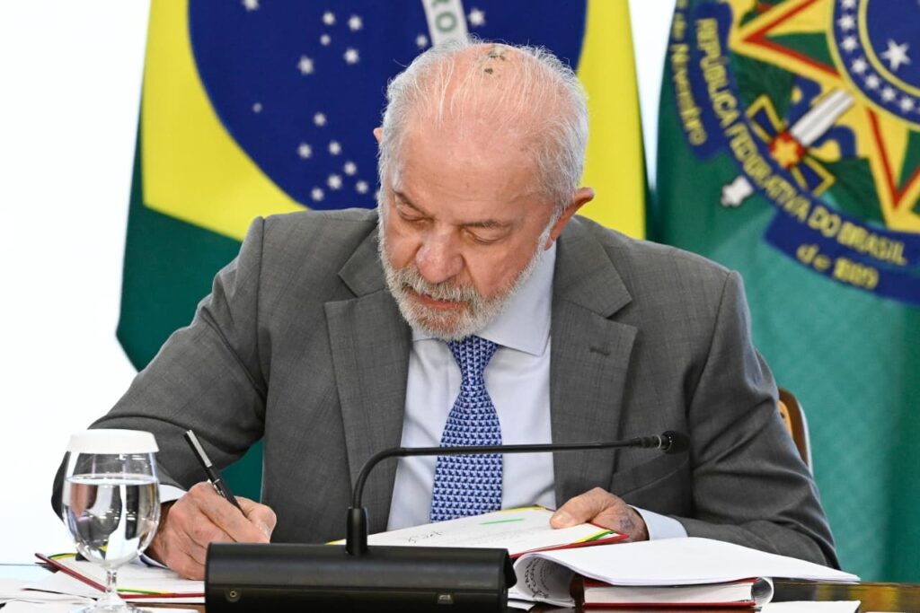 lula-faz-2a-sessao-de-radioterapia-no-couro-cabeludo-antes-de-viagem
