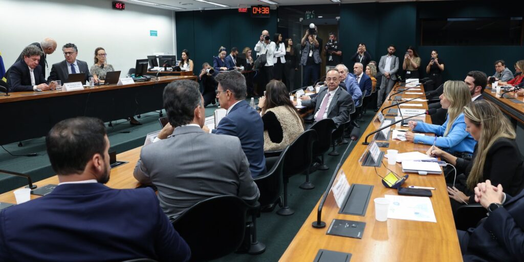 Pedido de vista adia votação da PEC do fim da escala 6X1 pedido-de-vista-adia-votacao-da-pec-do-fim-da-escala-6x1