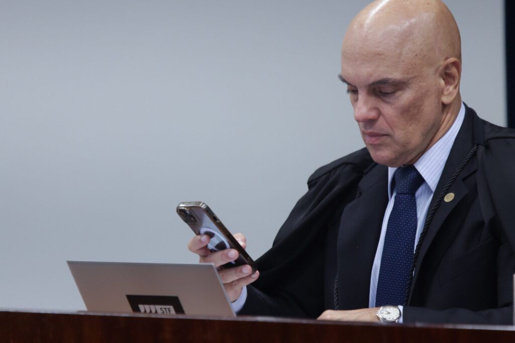 moraes-pede-a-pgr-parecer-sobre-incluir-jair-e-flavio-bolsonaro-em-inquerito-de-eduardo