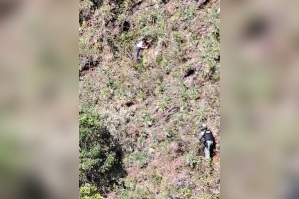 imagens-mostram-mulher-que-sumiu-em-bh-sendo-resgatada-em-penhasco.-veja-video