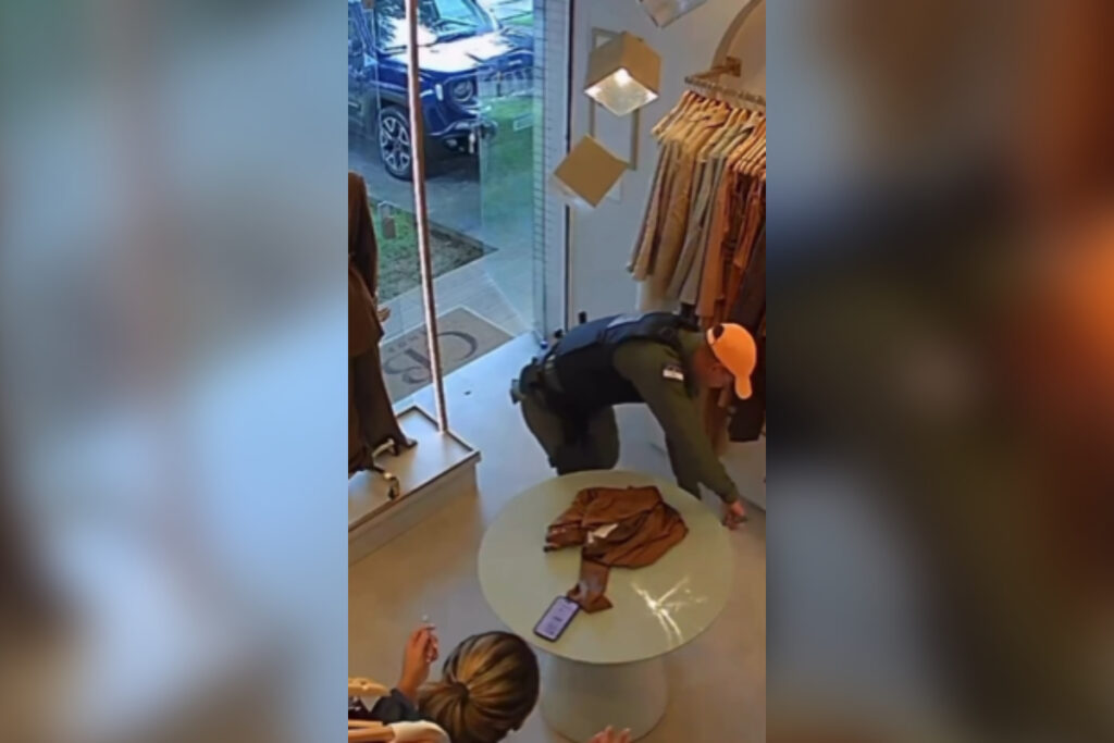 policiais-ajudam-mulheres-a-matar-aranha-em-loja-e-cena-viraliza.-veja-video
