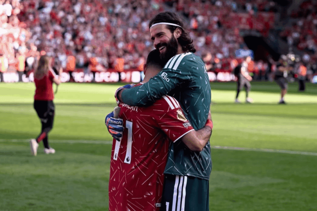 goleiro-do-liverpool,-alisson-se-despede-de-mohamed-salah;-confira