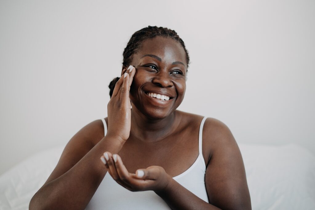 pele-negra:-estes-cuidados-de-skincare-sao-indispensaveis