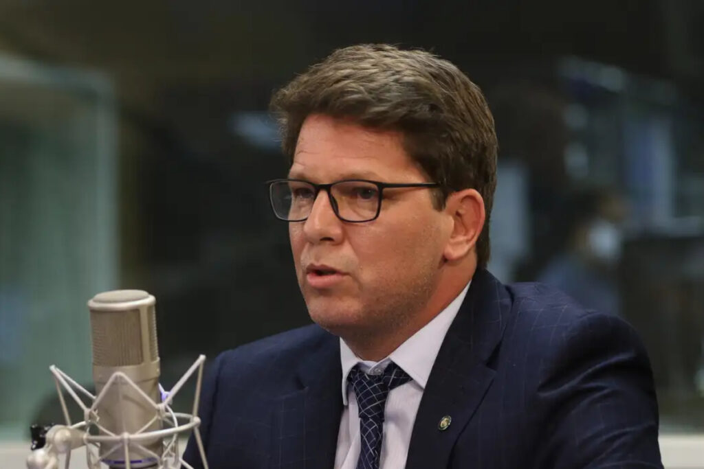 camara-pagou-r$-237-mil-a-ex-assessora-de-frias-que-denuncia-rachadinha