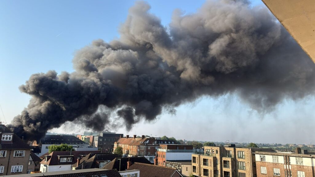 incendio-atinge-mercado-em-bairro-judaico-alvo-de-ataques-em-londres