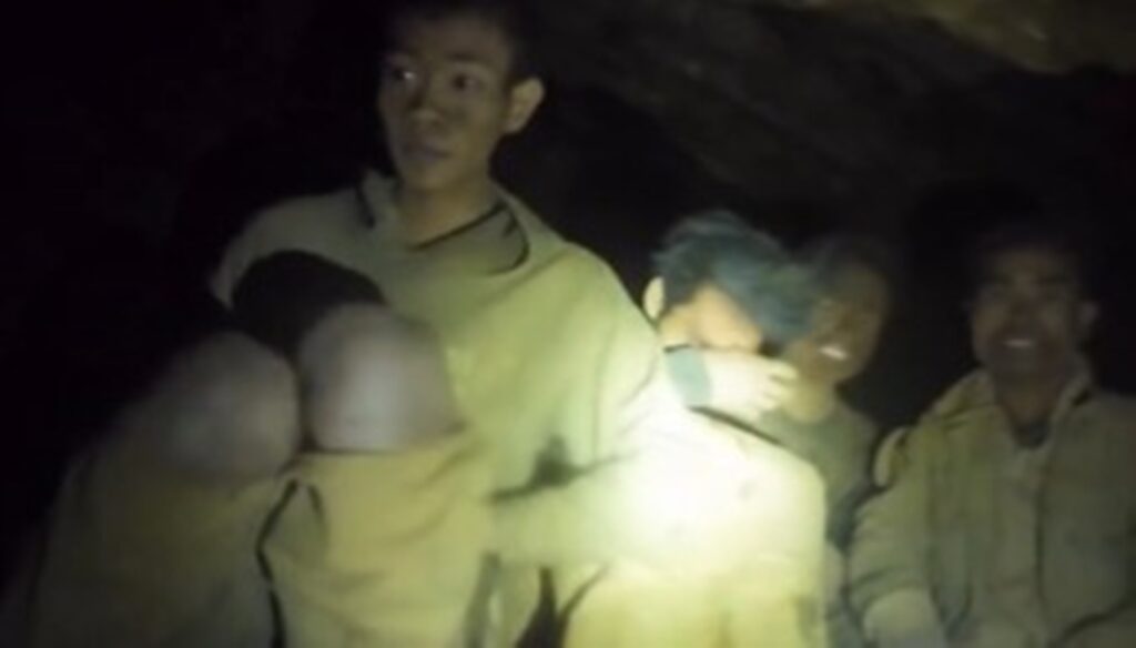 veja-momento-em-que-5-pessoas-presas-em-caverna-no-laos-sao-resgatadas.-video