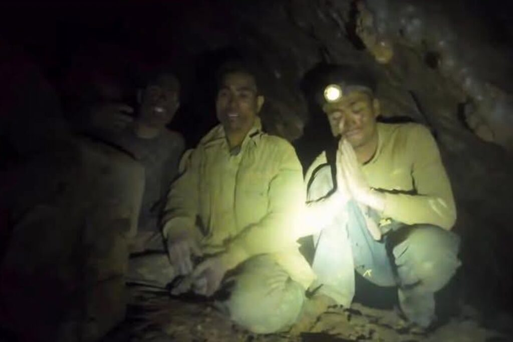 cinco-das-sete-pessoas-presas-em-caverna-no-laos-sao-encontradas-vivas.-veja-video
