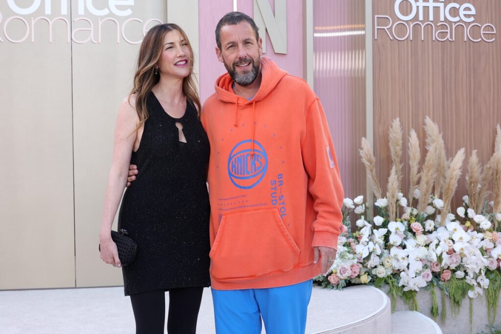 adam-sandler-e-criticado-por-vestir-moletom-em-estreia-de-esposa