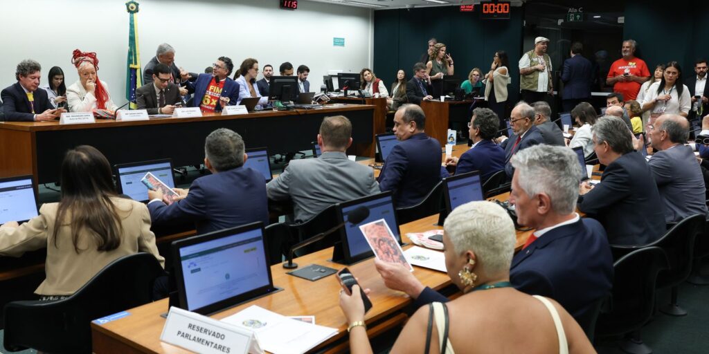 Oposição critica PEC do fim da escala 6×1 durante votação na Comissão oposicao-critica-pec-do-fim-da-escala-6×1-durante-votacao-na-comissao