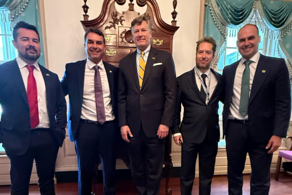nos-eua,-flavio-bolsonaro-se-encontra-com-membros-do-governo-trump