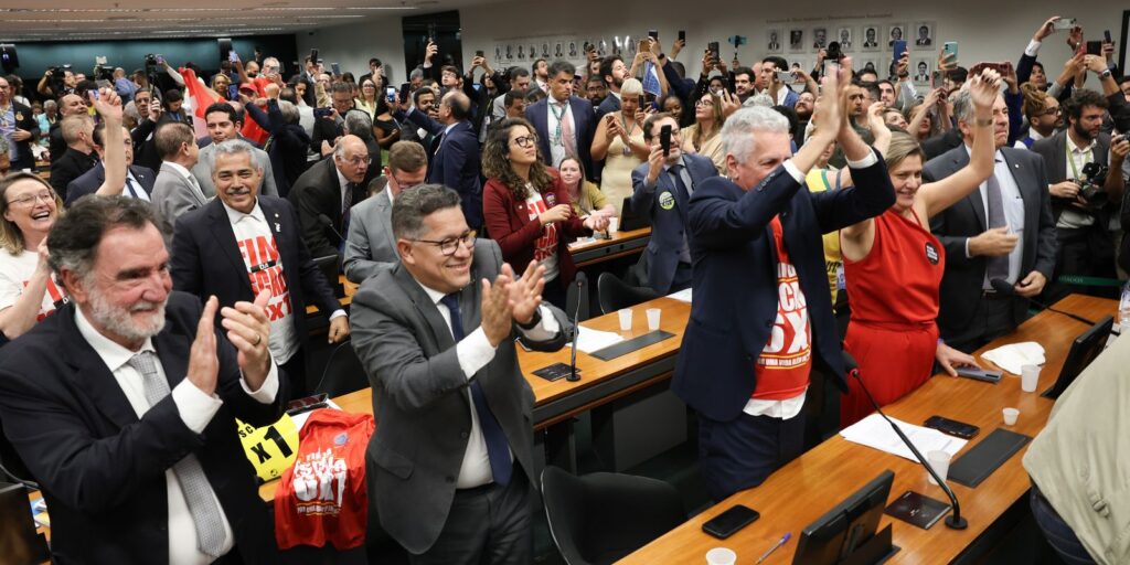 Comissão aprova relatório de PEC que acaba com escala 6X1 comissao-aprova-relatorio-de-pec-que-acaba-com-escala-6x1