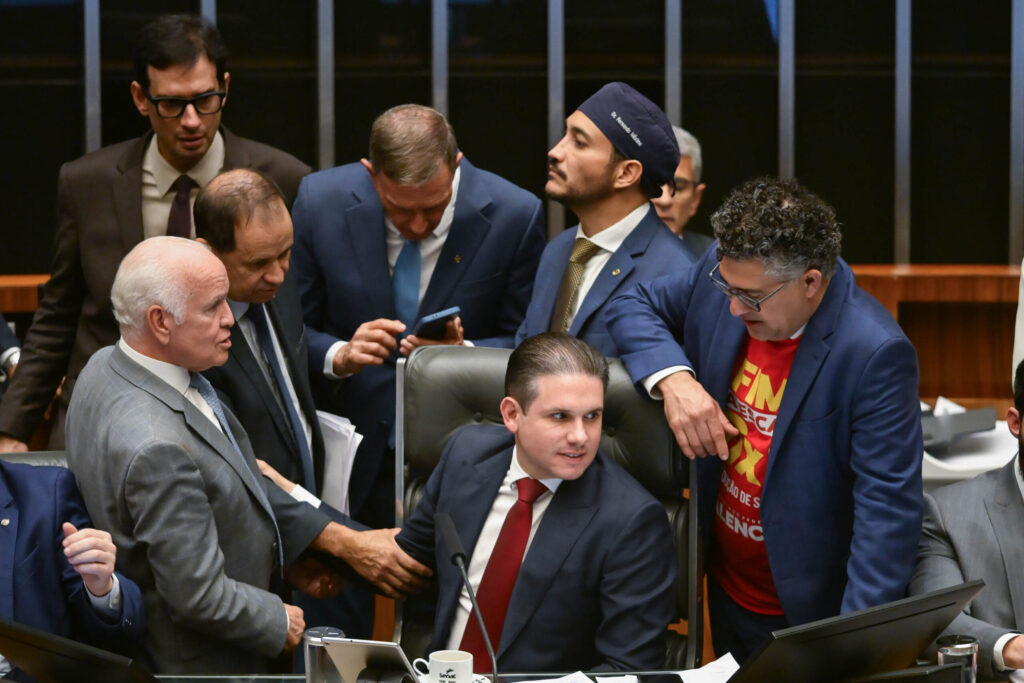pec-da-escala-6×1-e-debatida-no-plenario-da-camara.-votacao-pode-ocorrer-hoje