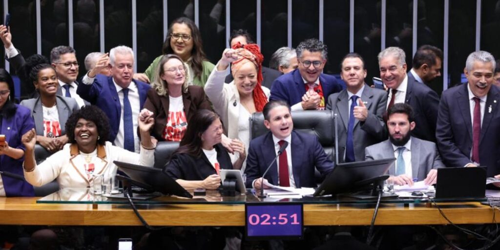Câmara aprova, em dois turnos, PEC pelo fim da escala 6×1 camara-aprova,-em-dois-turnos,-pec-pelo-fim-da-escala-6×1