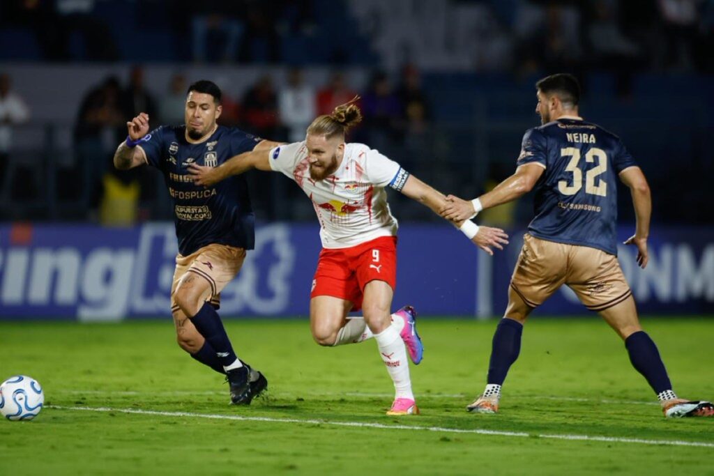 sul-americana:-red-bull-bragantino-vence-carabobo-e-vai-aos-playoffs
