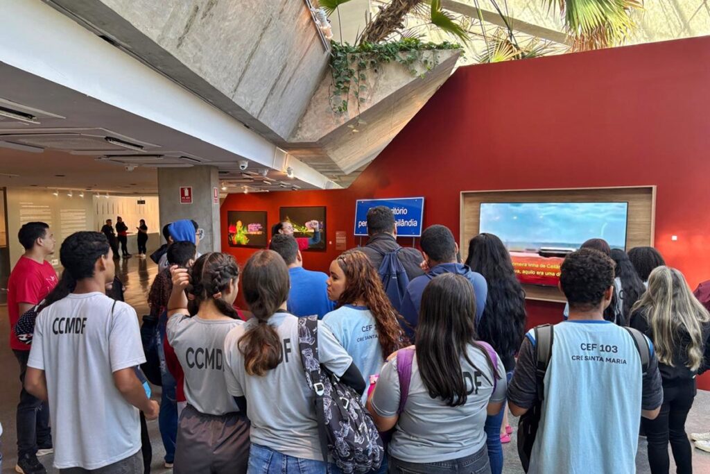 estudantes-de-santa-maria-mergulham-em-mostra-de-arte-no-df