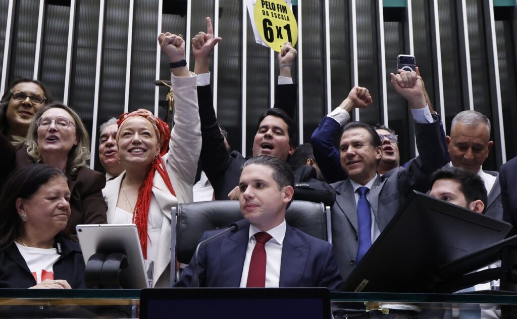 fim-da-escala-6×1:-aprovada-na-camara,-pec-segue-para-o-senado