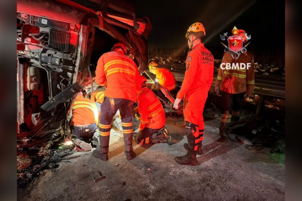 caminhao-tomba-na-br-060-e-motorista-fica-preso-as-ferragens
