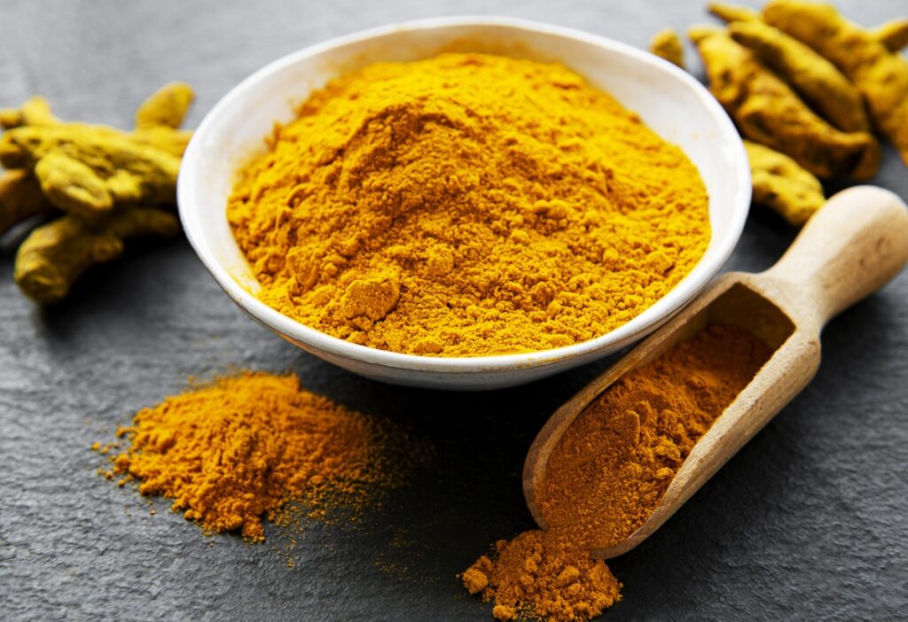 cha-de-curcuma:-entenda-os-beneficios-e-por-que-tomar-a-bebida