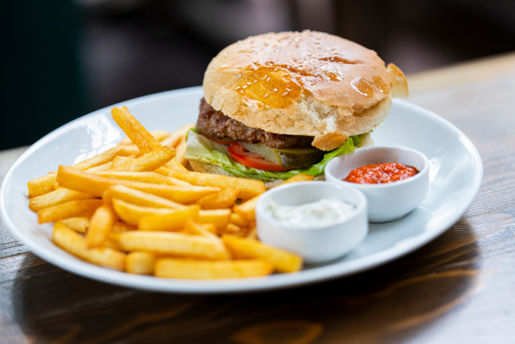 dia-do-hamburguer:-versao-caseira-com-salada-crocante-fica-deliciosa