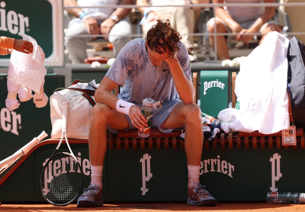 sinner-passa-mal,-leva-virada-de-56o-do-mundo-e-cai-em-roland-garros