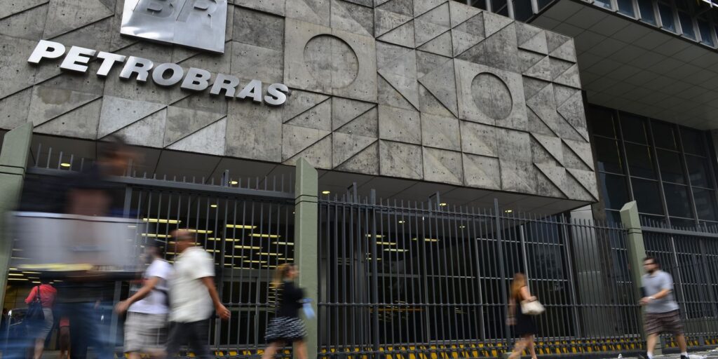 Petrobras anuncia alta de R$ 0,04 na gasolina vendida a distribuidoras petrobras-anuncia-alta-de-r$-0,04-na-gasolina-vendida-a-distribuidoras