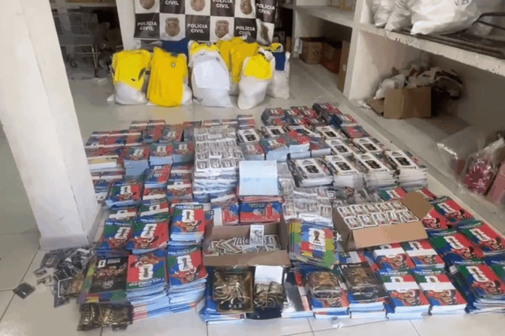 pirataria:-camisas-e-85-mil-figurinhas-da-copa-sao-apreendidas-em-sp