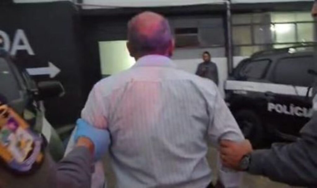 suspeito-de-abusar-de-criancas-em-frente-a-escola-e-agredido-na-rua.-veja-video