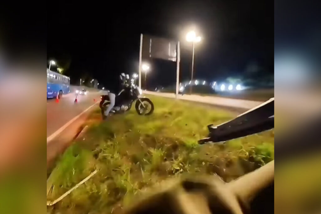 motociclista-tenta-fugir-de-blitz-e-acaba-flagrado-com-drogas.-veja-video