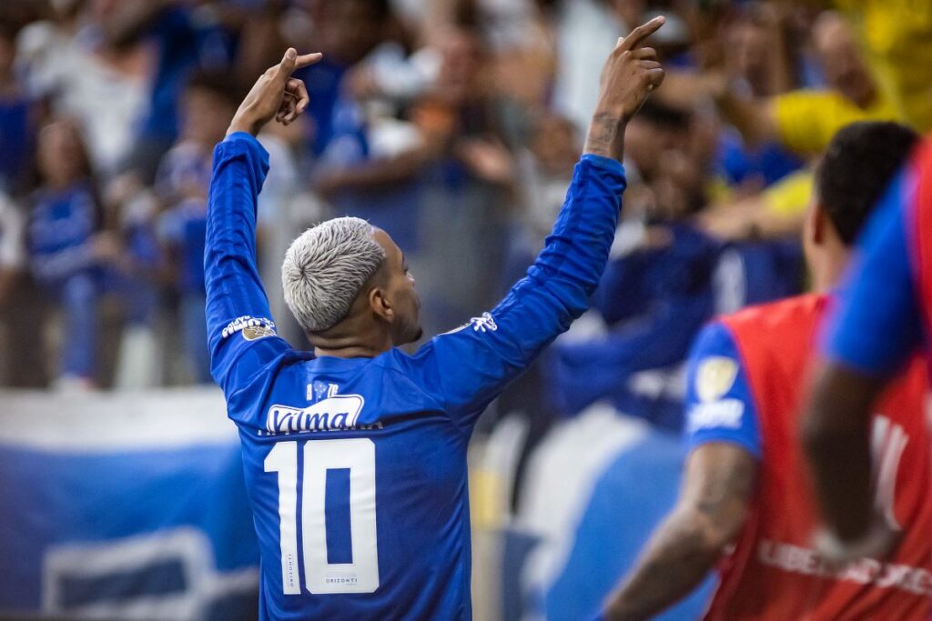 libertadores:-cruzeiro-atropela-barcelona-equ-e-garante-vaga-nas-oitavas