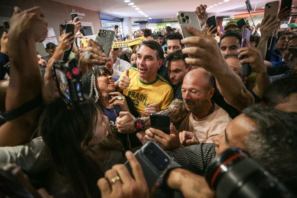 flavio-bolsonaro-simula-festa-com-sua-chegada-mas-foge-de-microfones