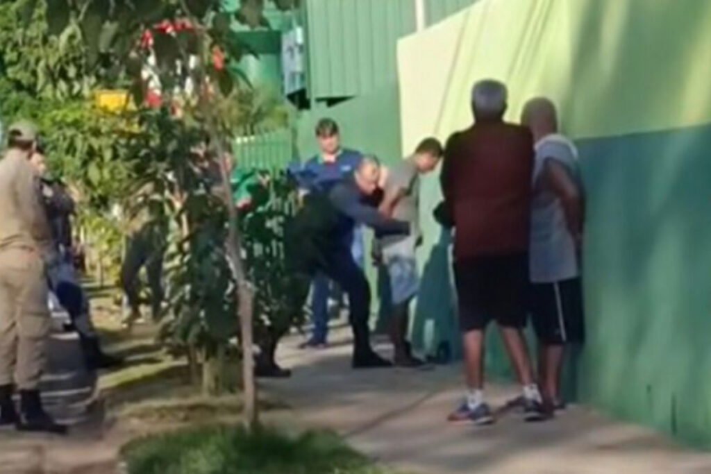 ms:-homem-com-faca-domina-e-arrasta-criancas-em-porta-de-escola.-video