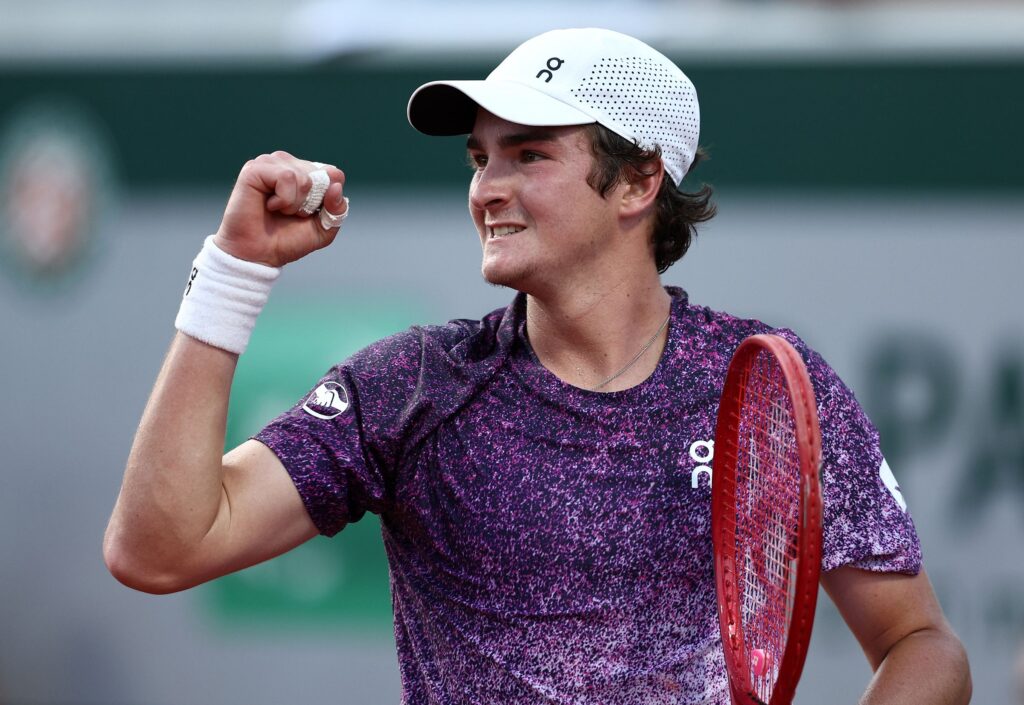 roland-garros:-joao-fonseca-conquista-primeira-vitoria-contra-um-top-5