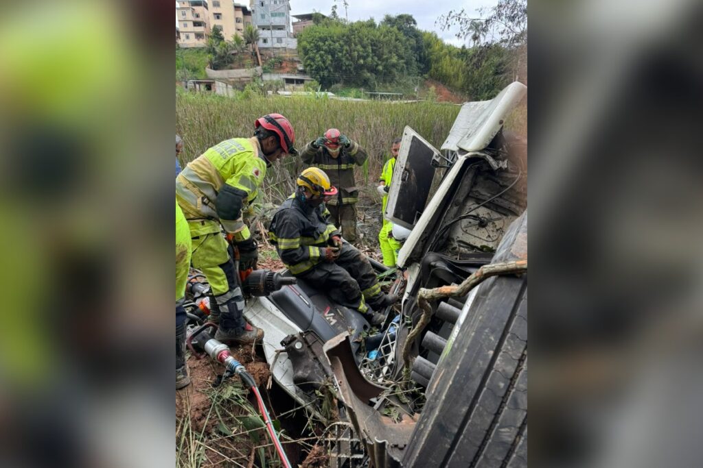 mg:-motorista-morre-apos-caminhao-despencar-35-metros-de-viaduto.-video