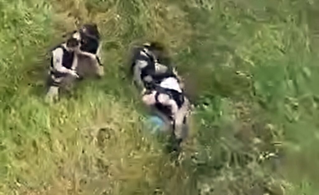 com-helicoptero,-pm-de-mg-prende-bando-que-incluia-garoto-de-14-anos.-video