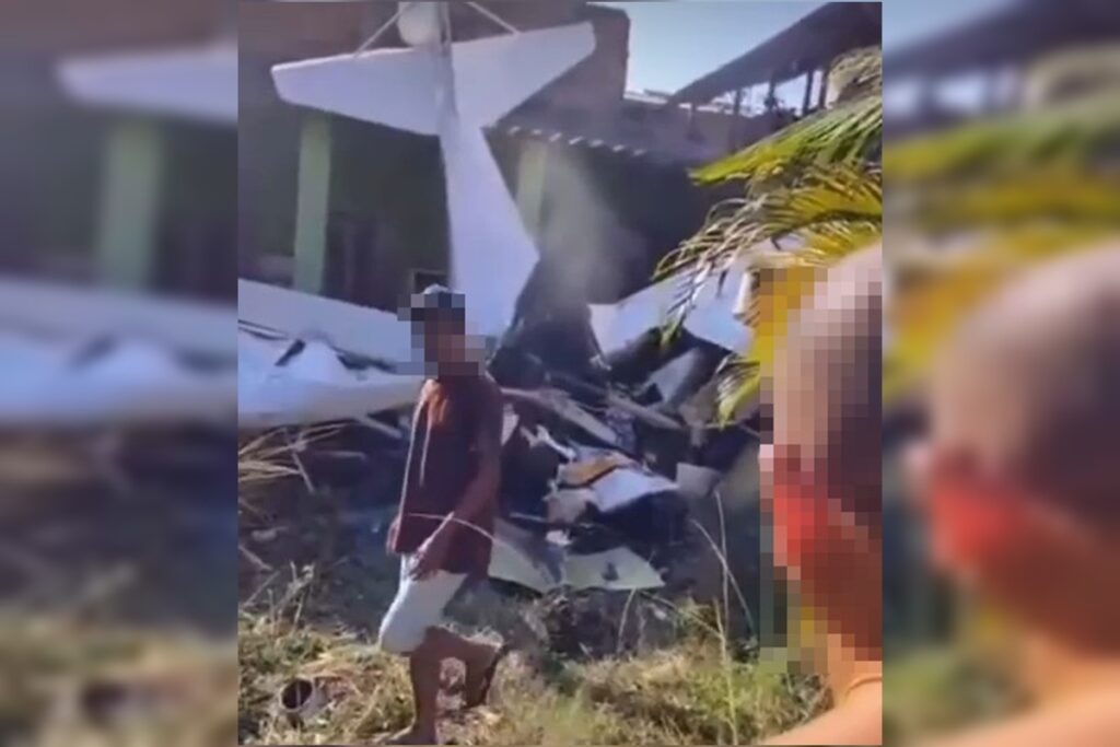 aviao-de-pequeno-porte-cai-sobre-casa-no-rj-e-piloto-morre-apos-queda.-veja-video