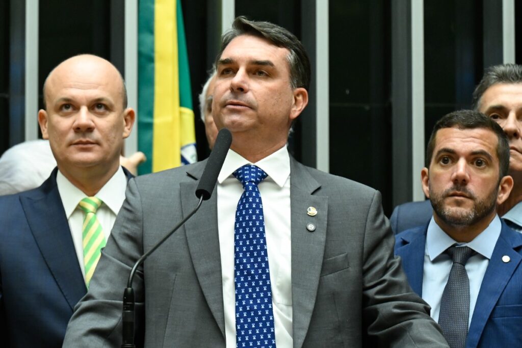 equipe-de-flavio-bolsonaro-reage-apos-governistas-pedirem-investigacao-a-pgr