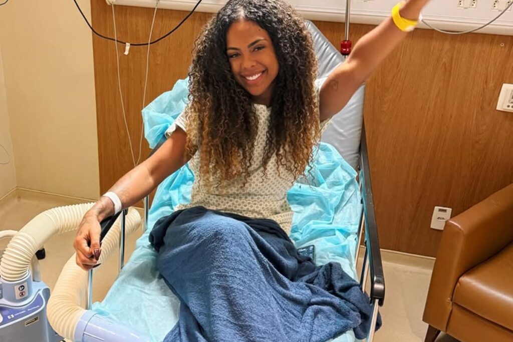 cantora-marvvila-realiza-cirurgia-para-remover-sexto-dedo-da-mao