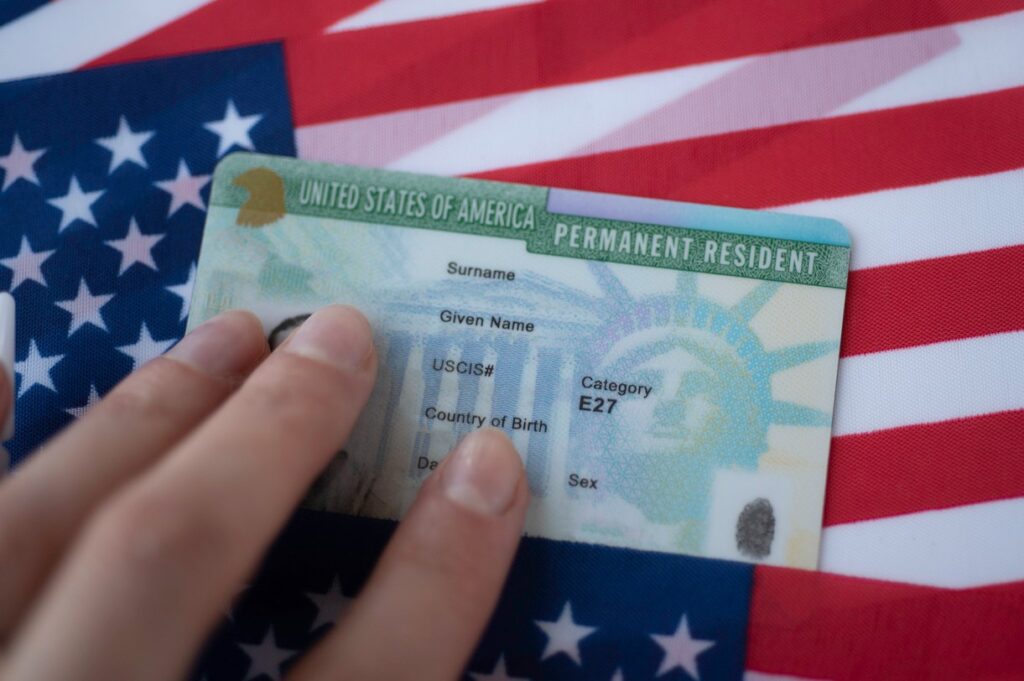eua:-governo-trump-recua-de-novas-regras-para-obter-green-card