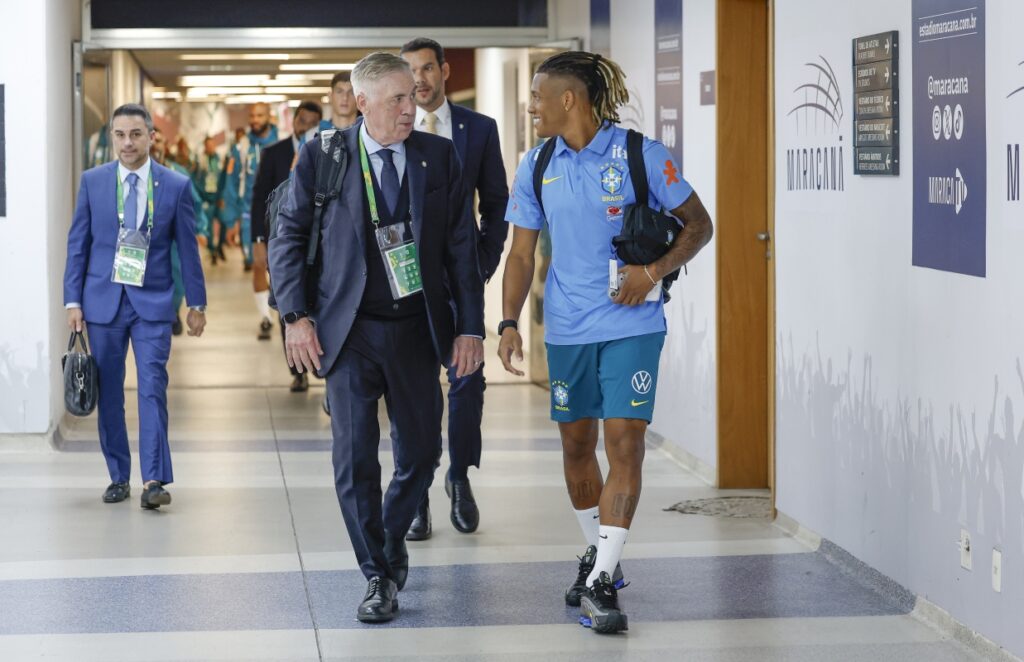 danilo-elogia-atuacao-e-coloca-duvida-na-cabeca-de-carlo-ancelotti